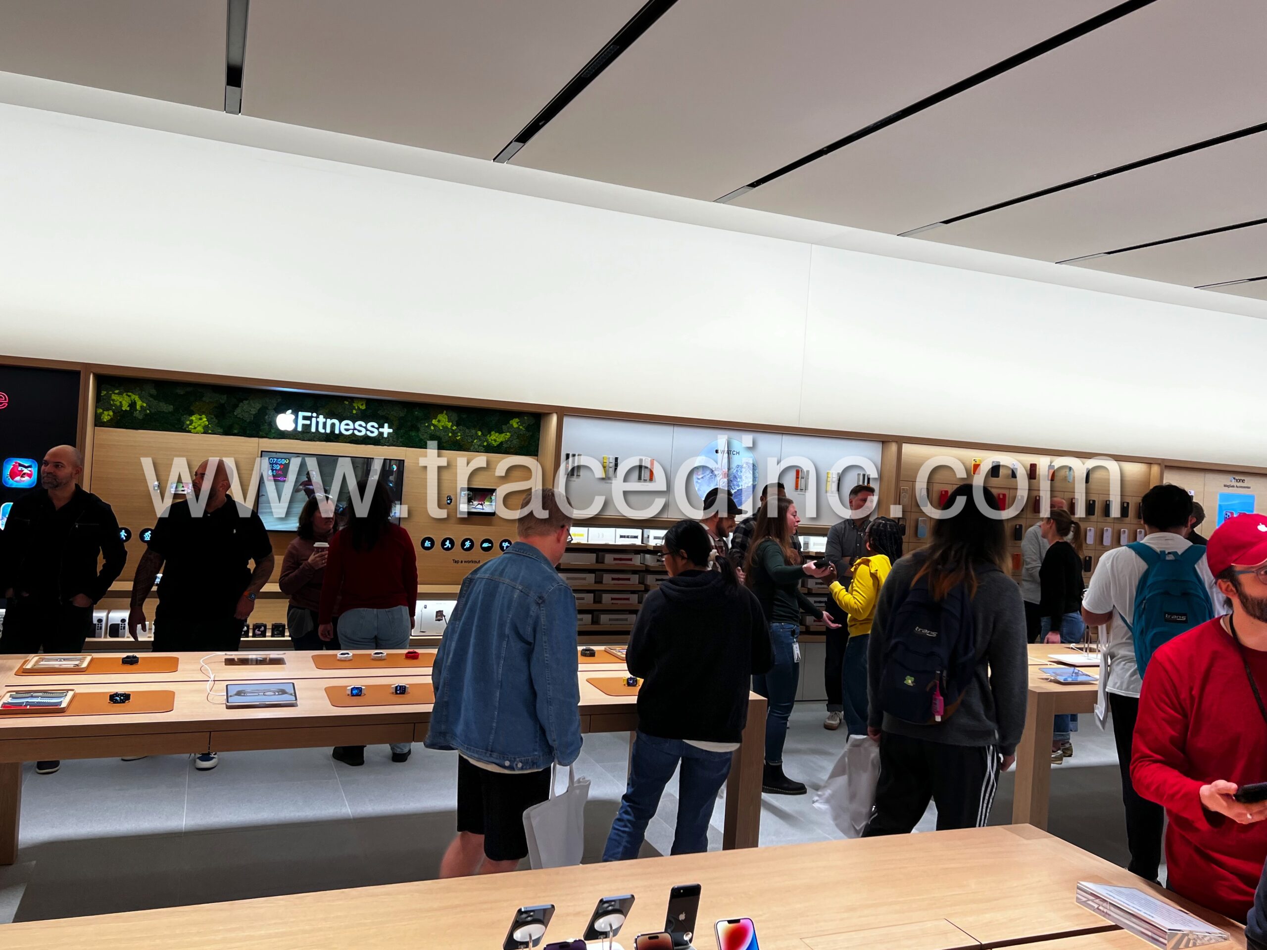 Apple American Dream now open with huge crowds, tote bag